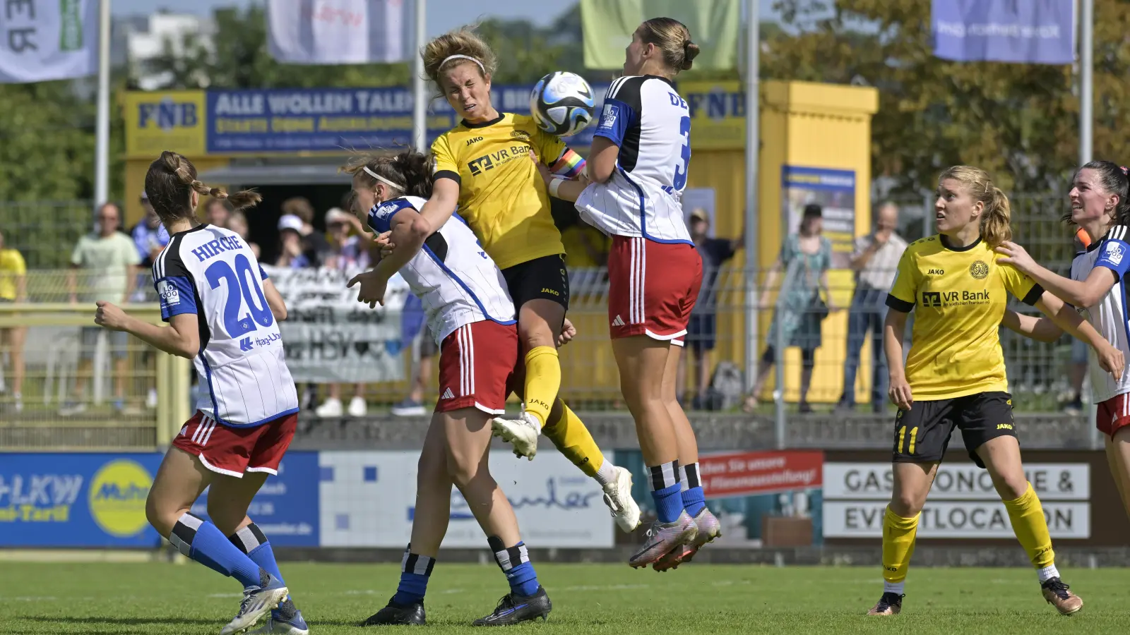 Die Weinbergerin Maren Haberäcker (in Gelb, Mitte) schmeißt sich gegen den Hamburger SV (von links Emilia Angelika Hirche, Larissa Michelle Mühlhaus und Marlene Deyß) in einen „Vierkampf“. Teamkollegin Marlene Ganßer (rechts) schaut gespannt zu, wo der Ball landet. (Foto: Martin Rügner)