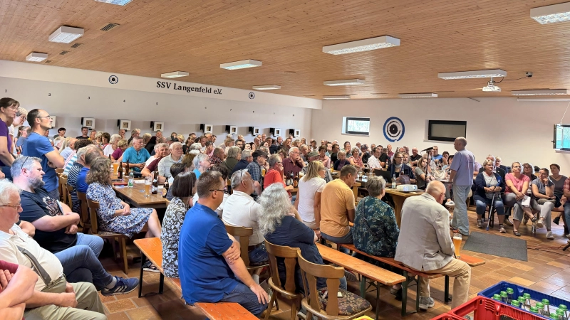 Der Saal im Schützenhaus war für 144 Personen bestuhlt. Man stellt noch Biergarnituren herein. Insgesamt wurden 180 Personen gezählt. (Foto: Michaela Hüttl)