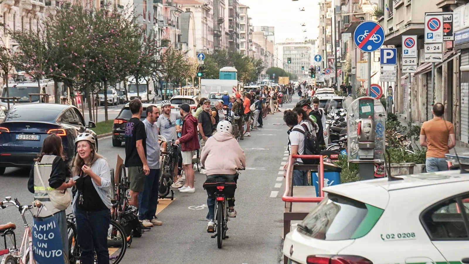 Eine Menschenkette gegen zugeparkte Radwege in Mailand. (Foto: Emanuele De Carli/IPA via ZUMA Press/dpa)