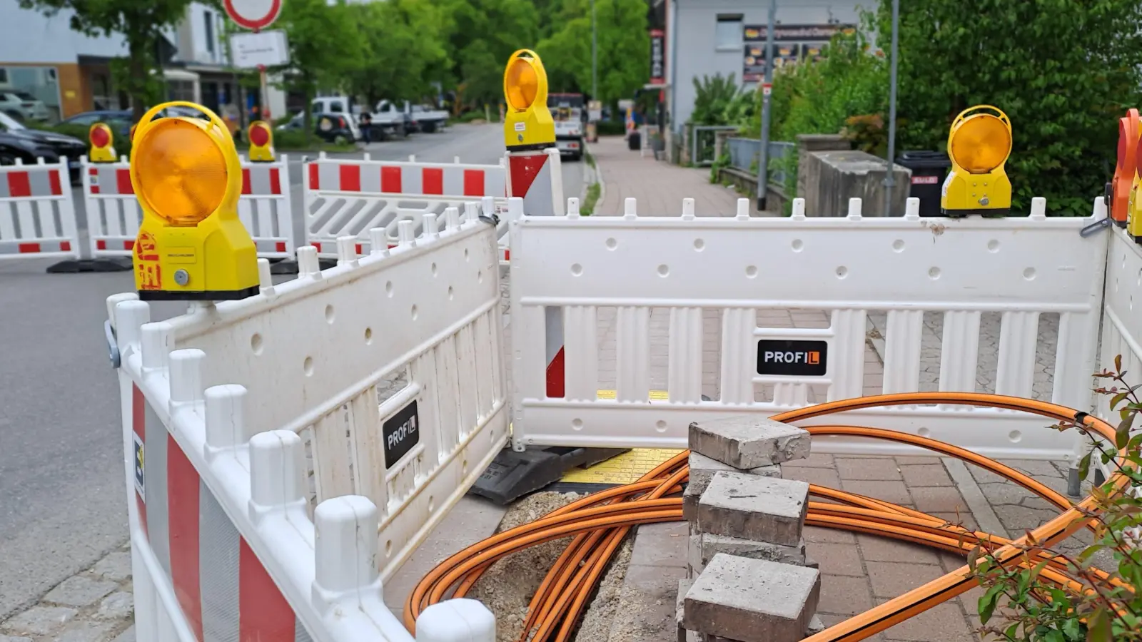 Aktuell laufen im Hauptort Bauarbeiten für die Versorgung mit Glasfaser. Durch die frischen Fördermittel können zusätzliche Adressen erschlossen werden. (Foto: Antonia Müller)