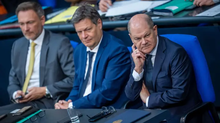 Kanzler Olaf Scholz (SPD) mit seinen Ministern Robert Habeck (Grüne) und Christian Lindner (FDP). Können die Streitpunkte in der Ampel-Koalition beigelegt werden? (Foto: Michael Kappeler/dpa)