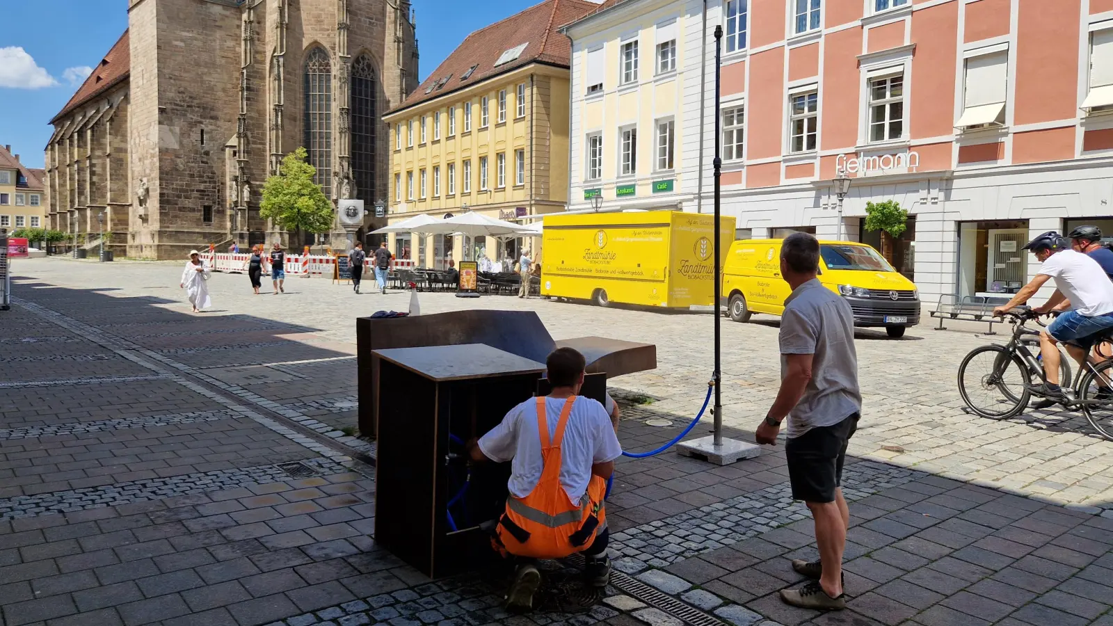 Seit Mittwoch steht die Sprühnebelanlage wieder auf dem Martin-Luther-Platz. Sie sorgt zumindest für etwas Abkühlung in der aufgeheizten Innenstadt. (Foto: Andrea Walke)