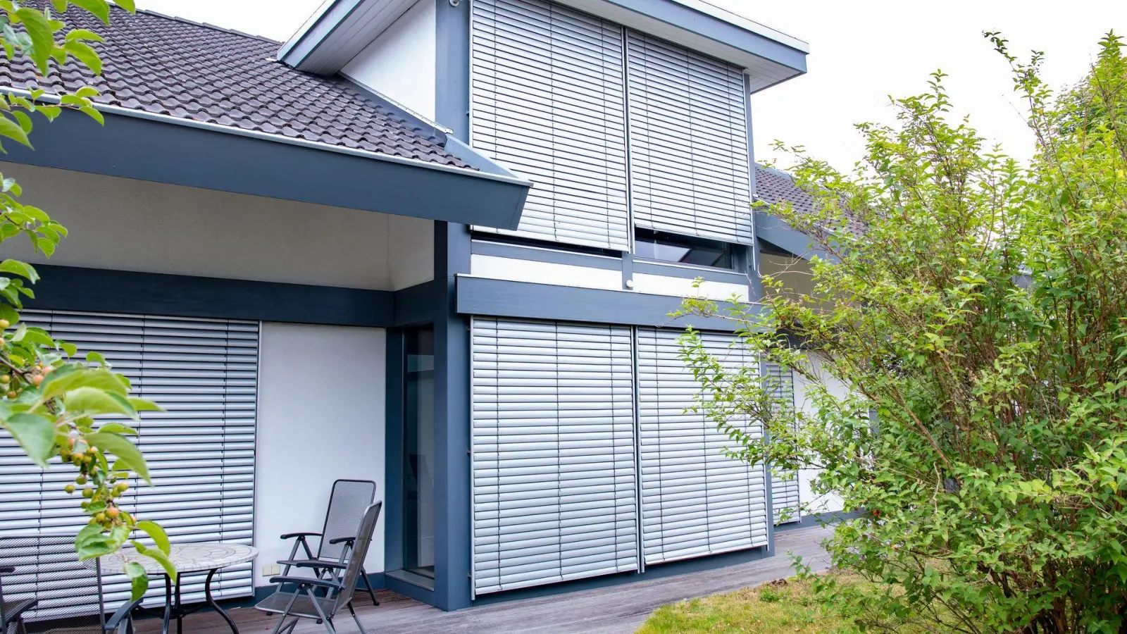 Jalousien, Rollos &amp; Co.: Maßnahmen zum sommerlichen Wärmeschutz können als energetische Maßnahme gelten - und so von der Steuer abgesetzt werden. (Foto: Laura Ludiwg/dpa-tmn)