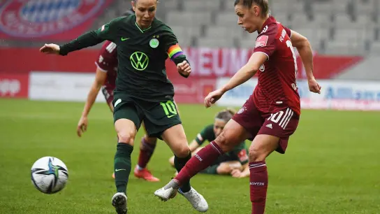 Bayerns Linda Dallmann (r) spielt vor Wolfsburgs Svenja Huth den Ball. (Foto: Angelika Warmuth/Deutsche Presse-Agentur GmbH/dpa/Archivbild)