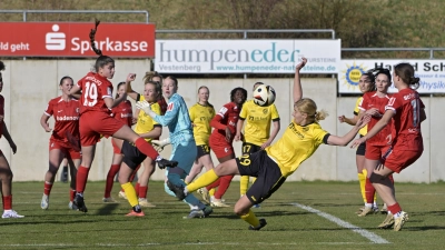 Vorbeigesegelt: Sowohl die Weinbergerin Lisa Wich (vorne) als auch die Freiburger Abwehr um Torhüterin Rebecca Adamczyk verpassen den Ball. Das war symptomatisch: Die Partie endete mit einem 0:0. (Foto: Martin Rügner)