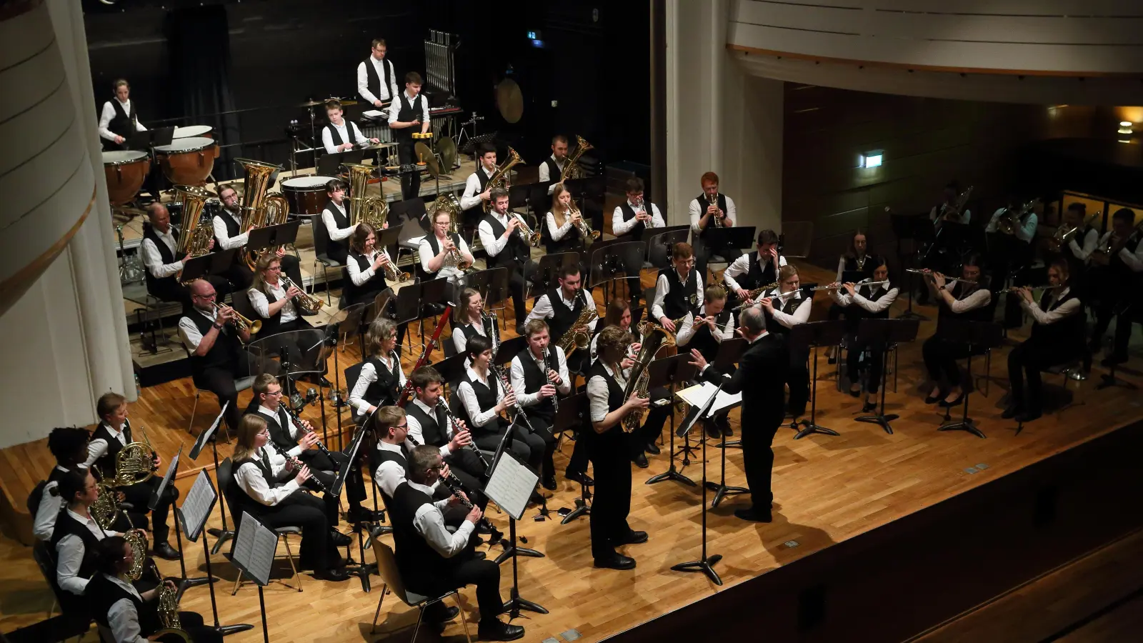 Gab sein traditionelles Frühjahrskonzert: das Stadt- und Jugendblasorchester Ansbach unter der Leitung von Ernst Berendes. Solistin am Baritonhorn war Charlotte Hornauer. (Foto: Thomas Wirth)