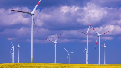 Windkraftanlagen an Land lagen im ersten Quartal 2023 bei den Erneuerbaren Energien vorne. (Foto: Jens Büttner/dpa)