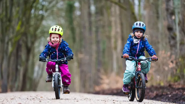 Mit dem richtigen Fahrrad können Kinder sicherer und problemloser loslegen. (Foto: Luka Gorjup/Lux Fotowerk/www.pd-f.de/dpa-tmn)
