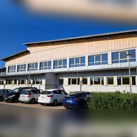 Über die Jahre ist eine verbaute Dachsituation in der Sporthalle des Theresien-Gymnasiums entstanden. Diese soll im Zuge der Sanierung aufgelöst werden. Der Vorteil: Die bis dahin technischen Anlagen müssen nicht ersetzt werden, wodurch Kosten gespart werden. (Foto: Florian Schwab)