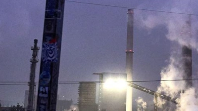 Die Kokerei Schwelgern von Thyssenkrupp Steel am Ufer des Rheins ist vom Aussichtspunkt Alsumer Berg zu sehen. (Foto: Bernd Thissen/dpa)
