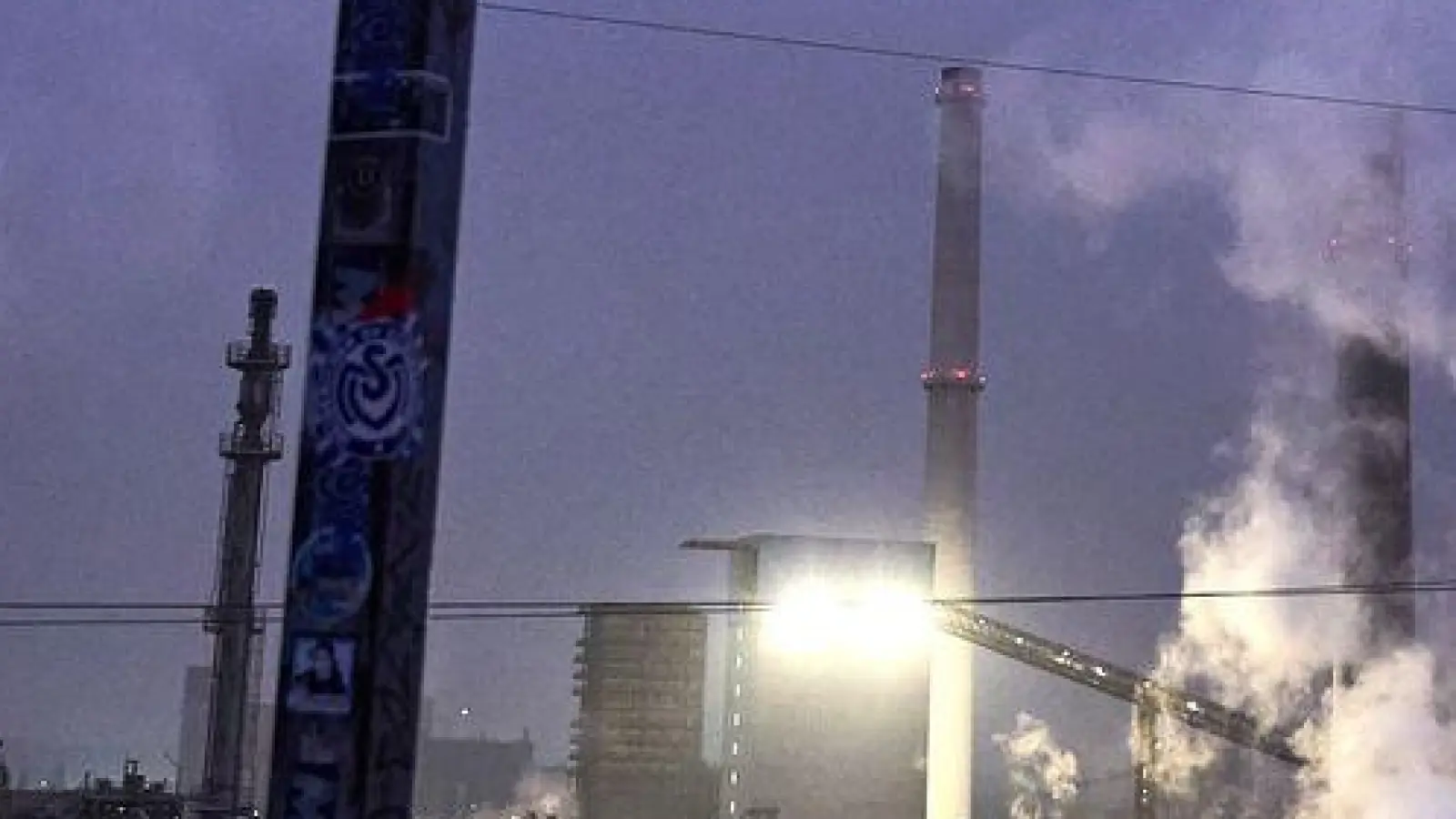Die Kokerei Schwelgern von Thyssenkrupp Steel am Ufer des Rheins ist vom Aussichtspunkt Alsumer Berg zu sehen. (Foto: Bernd Thissen/dpa)