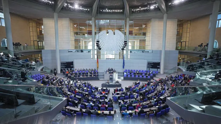 Die gesetzliche Regelgröße des Deutschen Bundestags von 598 Abgeordneten ist zurzeit um 138 Mandate überschritten. (Foto: Michael Kappeler/dpa)