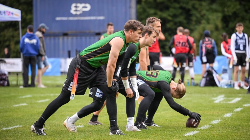 Die Aufstellung der Offensive mit Jakob Bauereiß (gebückt mit der Hand am Spielgerät), der den Spielzug mit dem Snap zum Quarterback beginnt. (Foto: Helen Haniel)