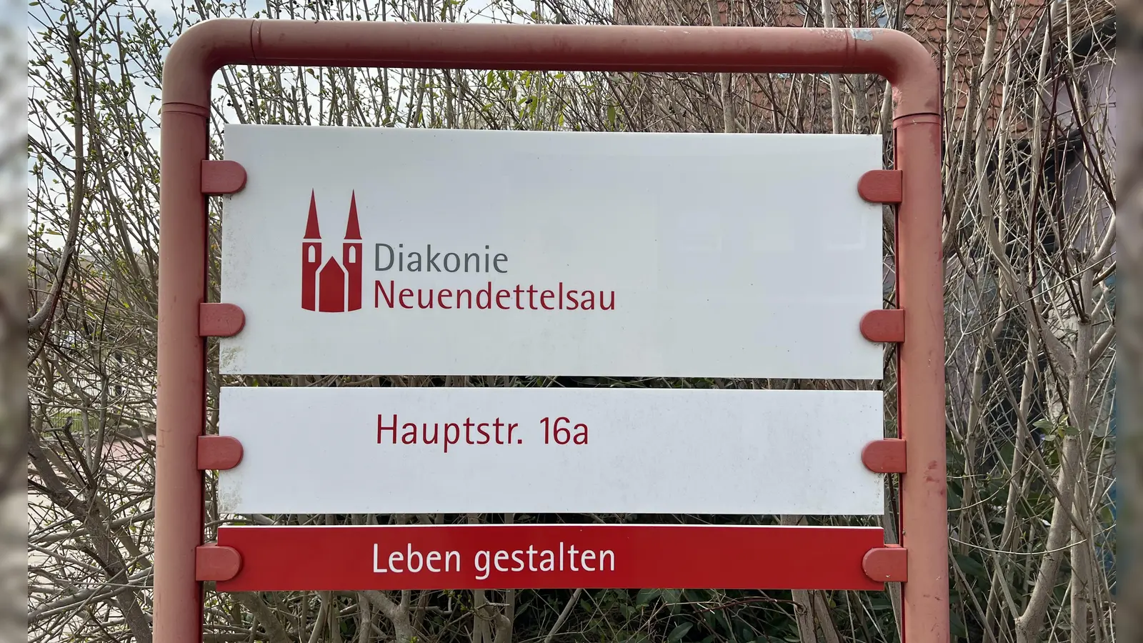 Vertreter des Sozialträgers, der in der Hauptstraße 16a in Obernzenn ein Wohnheim für Menschen mit Behinderung betreibt, haben die geplante Namensänderung der Hauptstraße kritisiert. (Foto: Yvonne Neckermann)