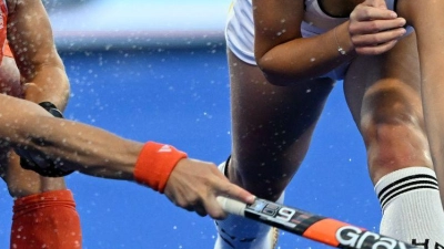 Sophia Schwabe (r) und die Niederländerin Lisa Post im Duell um den Ball. (Foto: Federico Gambarini/dpa)