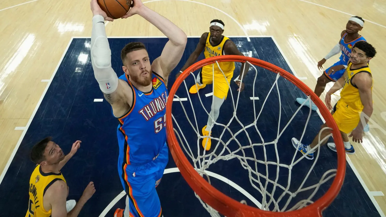 Isaiah Hartenstein hat im letzten Spiel der Saison Heimrecht mit den Oklahoma City Thunder. (Foto: Abbie Parr/AP/dpa)