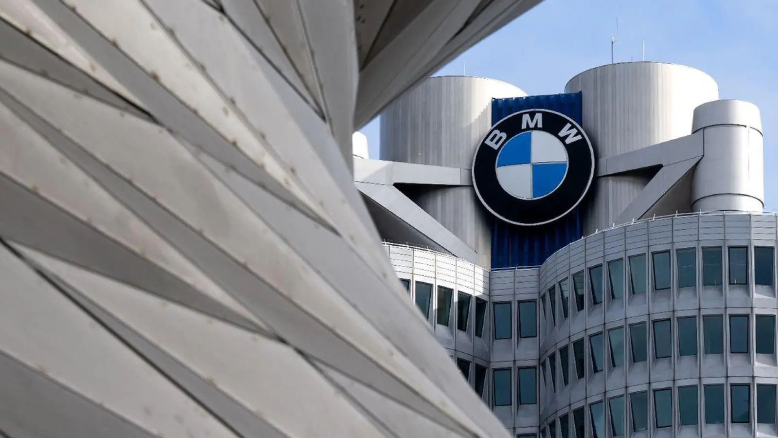 Das BMW-Logo von an der Münchner Firmenzentrale. (Foto: Sven Hoppe/Deutsche Presse-Agentur GmbH/dpa)