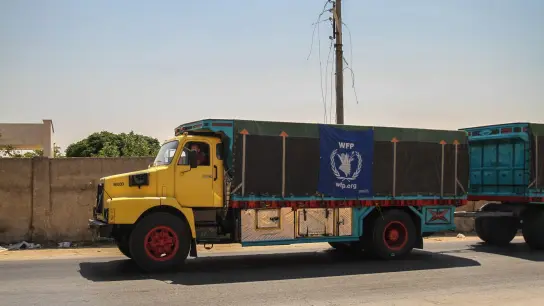 Ein UN-Hilfskonvoi, bestehend aus 14 mit Hilfsgütern beladenen Lastwagen, erreicht die vom syrischen Regime kontrollierten Gebiete am Grenzübergang Saraqib. (Foto: Moawia Atrash/ZUMA Press Wire/dpa)