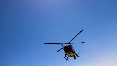 Der 21-Jährige wurde mit einem Rettungshubschrauber in eine Klinik gebracht. (Symbolbild) (Foto: Philipp von Ditfurth/dpa)