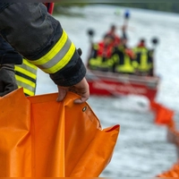 Feuerwehrleute errichten auf der Donau eine Ölsperre. (Symbolbild) (Foto: Pia Bayer/dpa)