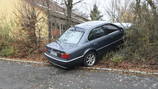 Ungewöhnlicher Unfall: Eine 80 Jahre alte Autofahrerin manövrierte ihren Wagen in Burgambach tief ins Gestrüpp. (Foto: Andreas Reum )