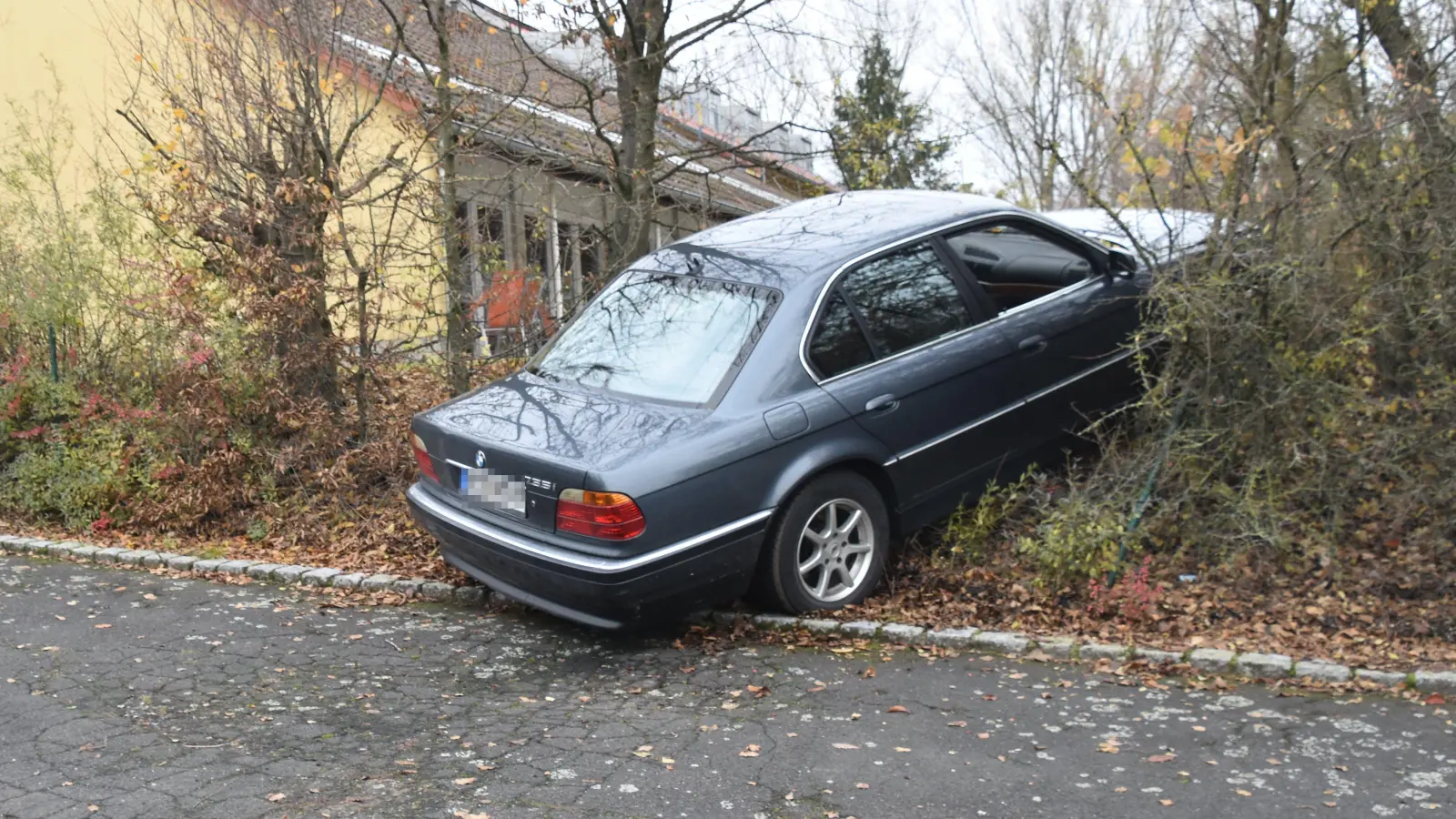 Ungewöhnlicher Unfall: Eine 80 Jahre alte Autofahrerin manövrierte ihren Wagen in Burgambach tief ins Gestrüpp. (Foto: Andreas Reum )