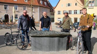 Das Quartett der Stadtrats-Arbeitsgruppe Fahrrad stellte seine Ergebnisse vor: Dr. Klaus Zwicker (SPD), Holger Göttler (Freie Wähler), Florian Zech (CSU) und David Schiepek (Grüne, von links). Radeln ist demnach in Dinkelsbühl nicht immer ein Vergnügen. (Foto: Martina Haas)
