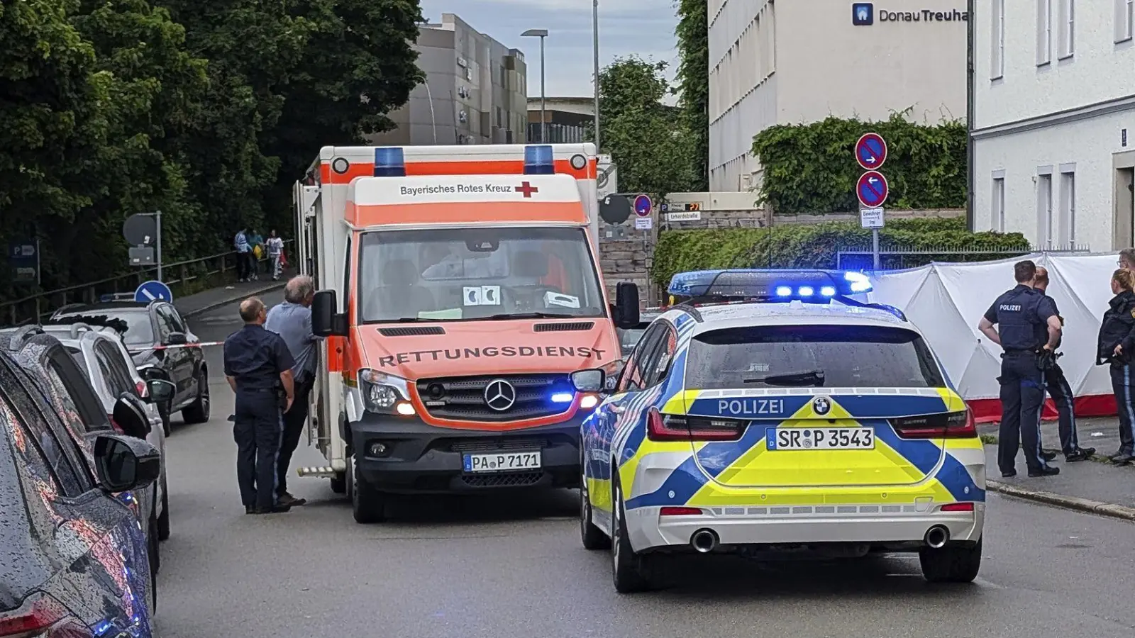 Ein Auto ist in Passau in eine Menschengruppe gefahren. (Foto: Markus Zechbauer/Zema Medien/dpa)