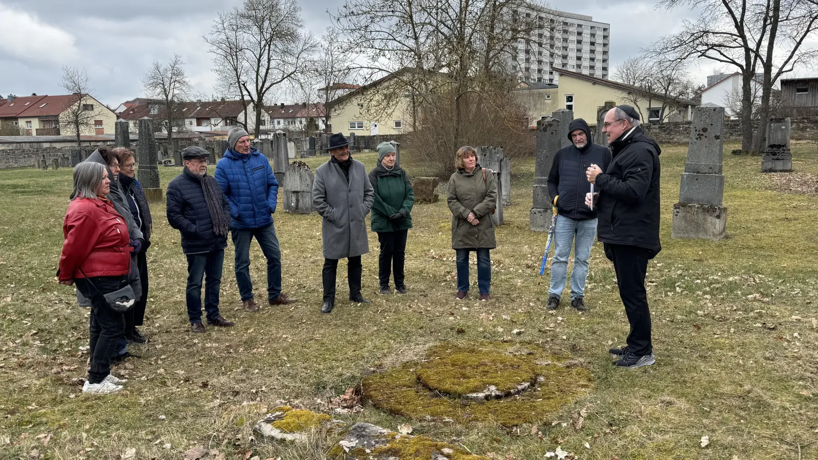 Eine Führung über den Jüdischen Friedhof mit dem Historiker und Stadtführer Alexander Biernoth (rechts) bildete am Sonntag den Abschluss der Woche. (Foto: Oliver Herbst)