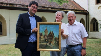Stadtarchivar Dr. Florian Huggenberger (links) hat das Kunstwerk von Angela Förster-Rainey und Samuel Rainey im Hof des RothenburgMuseums entgegengenommen. (Foto: Clarissa Kleinschrot)
