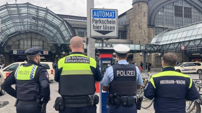 Sicherheitskräfte sind dafür zuständig, das geltende Waffenverbot rund um den Hamburger Hauptbahnhof zu kontrollieren. (Foto: Franziska Spiecker/dpa)