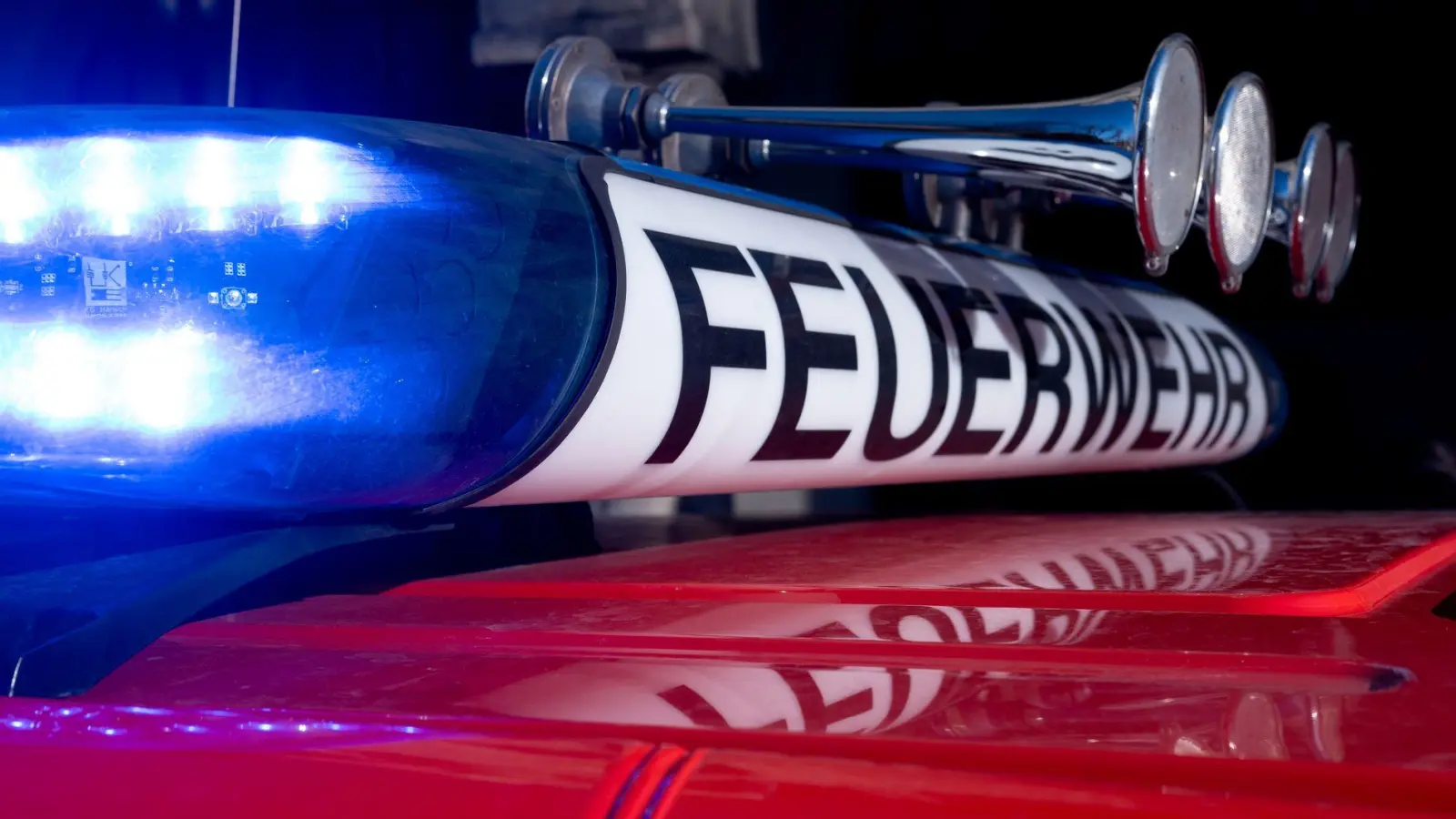 Die Feuerwehr holt einen Mann mit lebensbedrohlichen Verletzungen aus einer Wohnung. (Symbolbild) (Foto: Niklas Treppner/dpa)