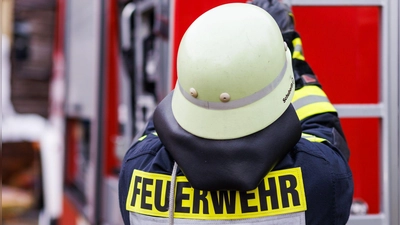 Die Feuerwehr löschte die brennende Scheune. (Archivfoto) (Foto: Philipp von Ditfurth/dpa)