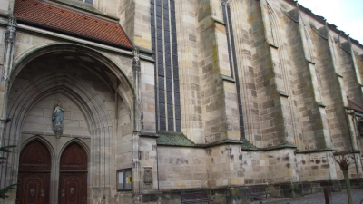 Das Münster gehört zu den bedeutendsten Baudenkmälern in der Dinkelsbühler Altstadt. Der Kirche und ihrer Baugeschichte wird eine Sonderschau gewidmet, die im Herbst im Haus der Geschichte gezeigt wird. (Foto: Jasmin Kiendl)