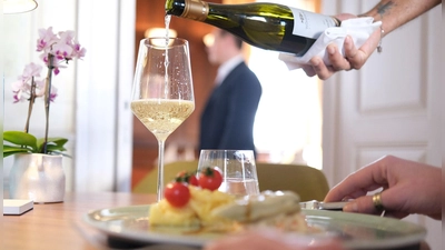 Viele Restaurants in Deutschland stehen wegen gestiegener Preise unter Druck. (Symbolbild) (Foto: Bernd Weißbrod/dpa)