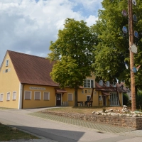 Im und um den Dorfstadl in Frankenhofen, gegenüber der Kirche, wird vom 28. bis 31. August 2026 Kirchweih gefeiert. (Foto: Peter Tippl)