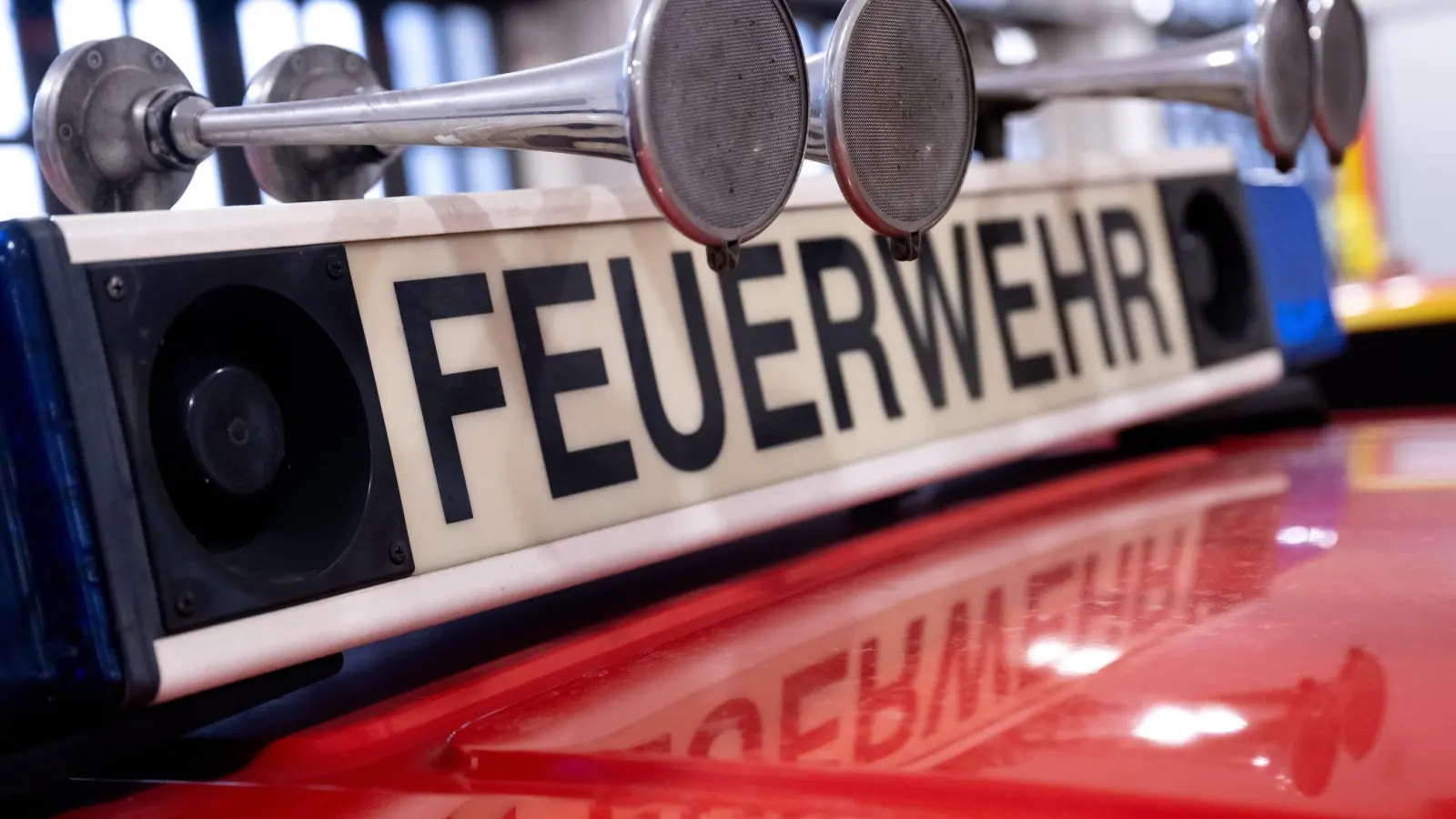 Bei dem Brand eines Lastwagens auf einem Firmengelände in Pfronten wurde der Fahrer schwer verletzt. (Symbolbild) (Foto: Sven Hoppe/dpa)