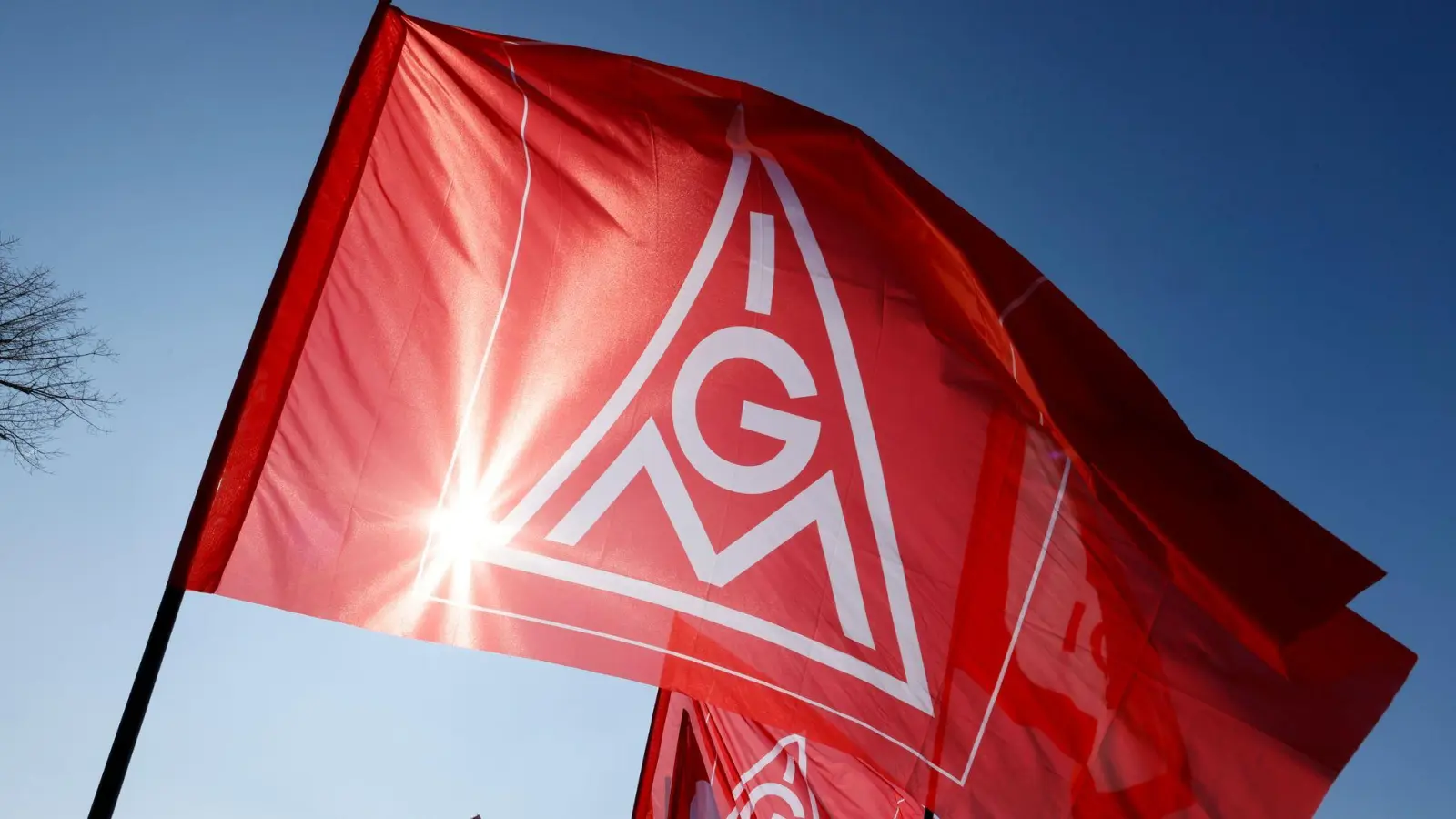 Eine neue Steuerregelung soll die Mitgliedschaft in einer Gewerkschaft attraktiver machen. (Illustration) (Foto: Thomas Banneyer/dpa)