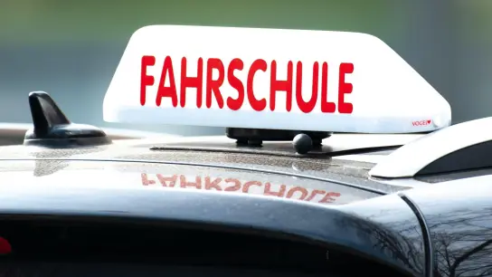 In Neustadt/Aisch ist bei einem Unfall eine Fahrschülerin verletzt worden. (Symbolbild: Swen Pförtner/dpa)