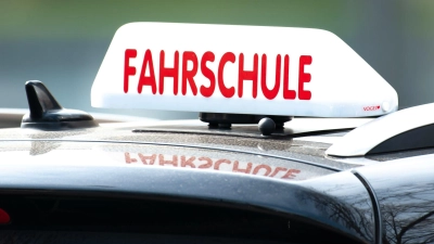 Auf einer Schulungsfahrt ist am Montag gegen 18 Uhr ein Fahrschulauto auf der Autobahn A6 bei Lichtenau verunglückt.  (Foto: Swen Pförtner/dpa/dpa-tmn)