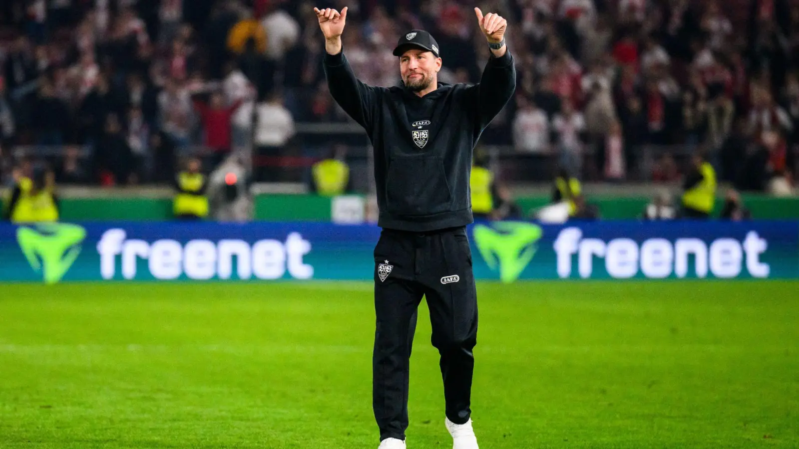 Ein prickelnder Moment: Sebastian Hoeneß genießt die frenetische Stimmung im Stadion. (Foto: Tom Weller/dpa)