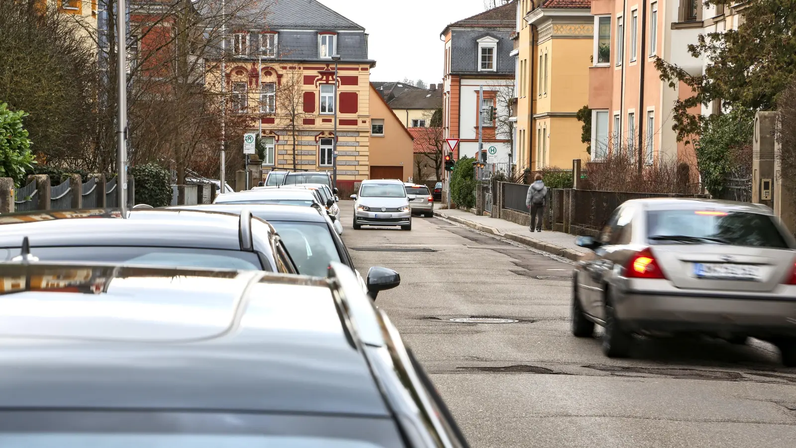 Die entlang der Welserstraße geparkten Autos werden nach dem Umbau verschwinden, um mehr Platz für die Fußgänger zu schaffen. (Archivbild: Tizian Gerbing)
