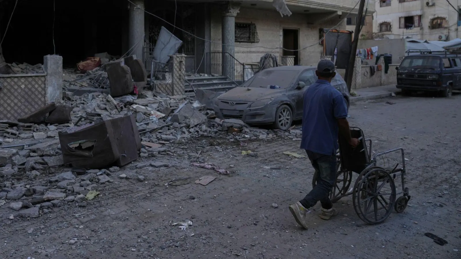 Bei einem israelischen Luftangriff auf einen Hamas-Führer wurden nach Angaben von Rettungskräften mindestens fünf Palästinenser getötet.  (Foto: Jehad Alshrafi/AP/dpa)