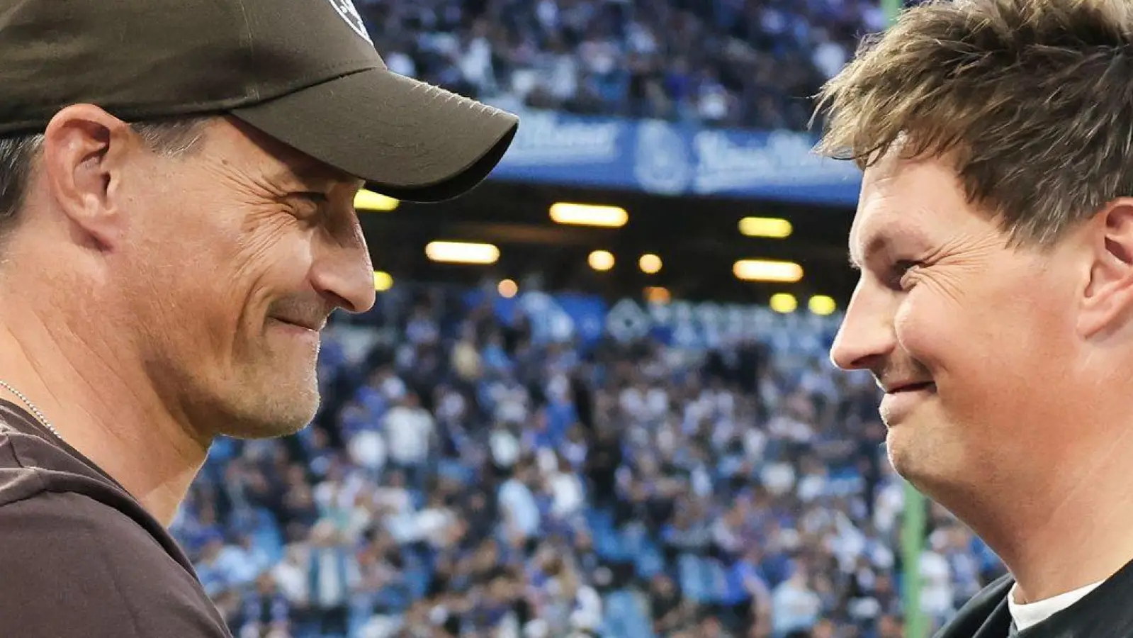 Schätzen sich: FC St. Paulis Cheftrainer Alexander Blessin (l) und sein HSV-Kollege Merlin Polzin. (Archivbild) (Foto: Christian Charisius/dpa)