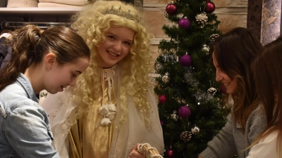 Das Christkind der Neustädter Werbegemeinschaft NEA-Aktiv, Jule-Marie Wolf, ist Weihnachten nicht im Einsatz und genießt die Zeit im Kreise der Familie. (Foto: Ute Niephaus )