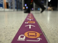 Piktogramme im Bahnhof weisen den Weg zu den Bussen des Ersatzverkehrs in Wuppertal. Wegen umfangreicher Bauarbeiten ist die wichtige Strecke von Köln über Wuppertal nach Hagen für gut fünf Monate gesperrt.  (Foto: Federico Gambarini/dpa)