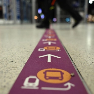 Piktogramme im Bahnhof weisen den Weg zu den Bussen des Ersatzverkehrs in Wuppertal. Wegen umfangreicher Bauarbeiten ist die wichtige Strecke von Köln über Wuppertal nach Hagen für gut fünf Monate gesperrt.  (Foto: Federico Gambarini/dpa)