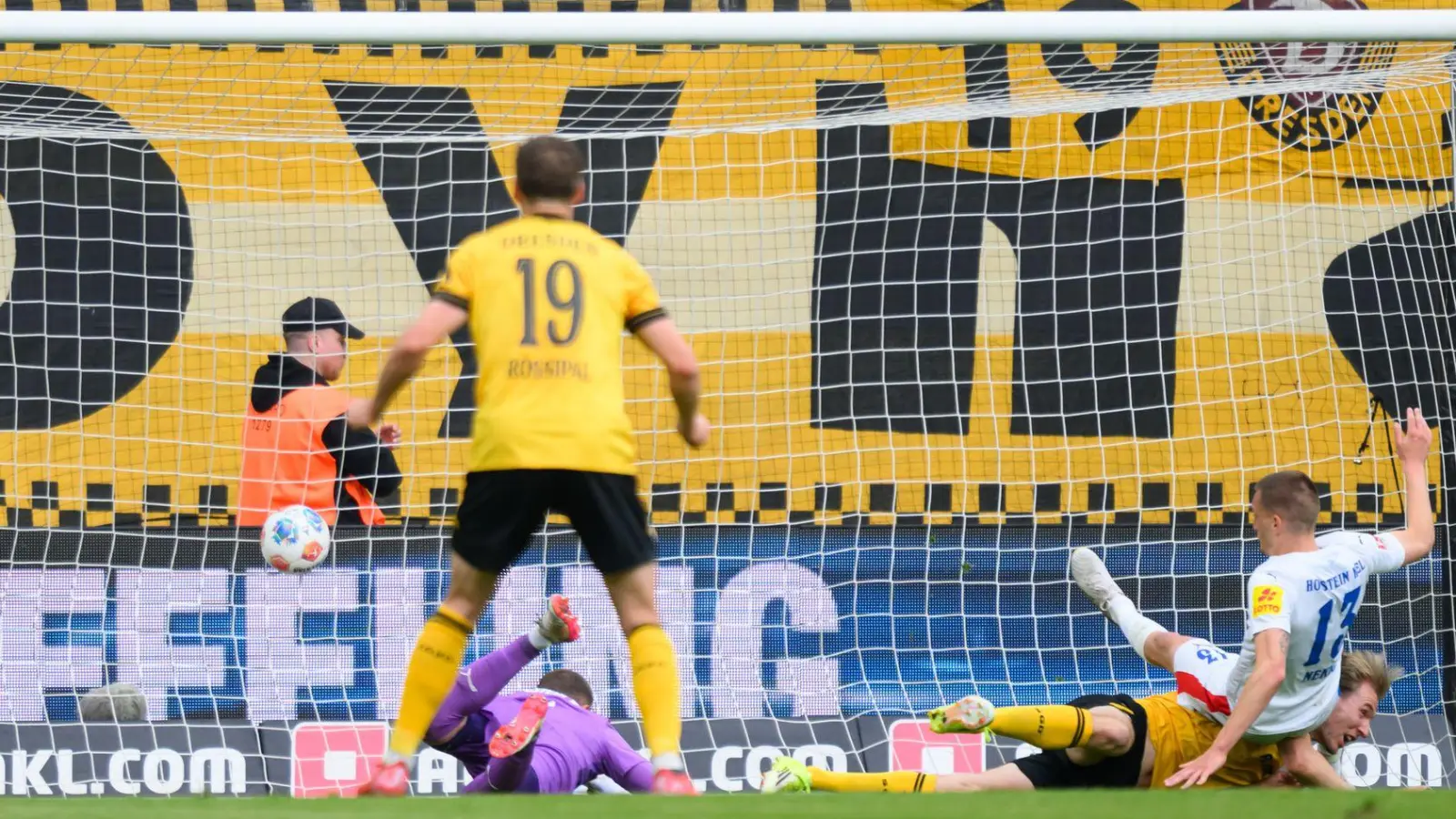  Vincent Vermeij (Dynamo Dresden, r) erzielt das Tor zum 2:0. (Foto: Robert Michael/dpa)