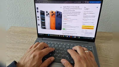 Hochwertige iPhones wie diese wollte die Angeklagten mit einer gestohlenen Bankkarte im Internet kaufen. (Symbolbild: Andrea Walke)