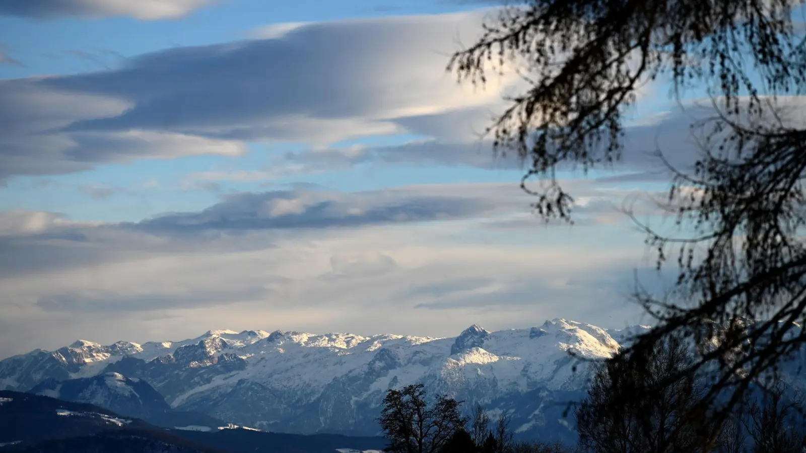 Blick aufs Tennengebirge im österreichischen Bundesland Salzburg: Eine Familie mit drei Kindern aus Baden-Württemberg steckte im Tennengebirge in einem Altschneefeld fest. (Foto: Barbara Gindl/APA/dpa)